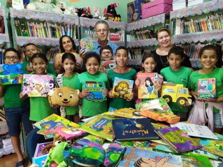 Munic�pio investe mais de R$15 mil e renova acervo das bibliotecas escolares