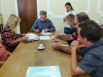Prefeito assina mais de R$160 mil em conv�nios com a AVCC e Hospital Psiqui�trico 