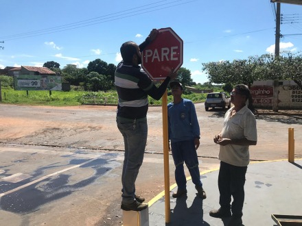 Prefeitura refor�a sinaliza��o em vias p�blicas no munic�pio