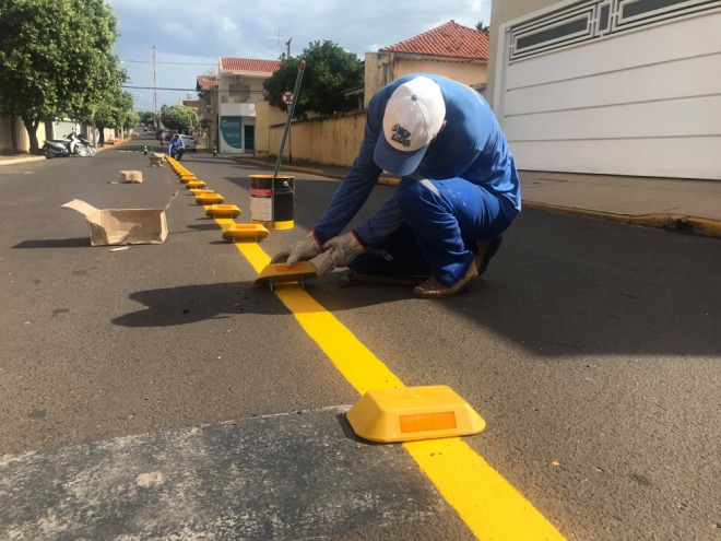 Prefeitura instala novas sinaliza��es em rua central 